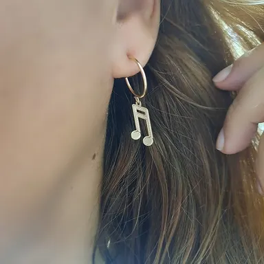 Foto de conjunto argola com pingente nota musical