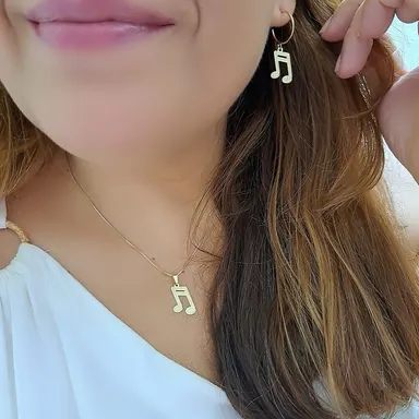 Foto de conjunto argola com pingente nota musical