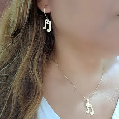 Foto de conjunto argola com pingente nota musical