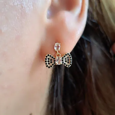 Foto de conjunto laço com microzirconias pretas e dois cristais
