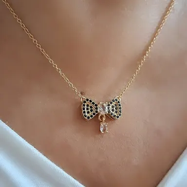 Foto de conjunto laço com microzirconias pretas e dois cristais