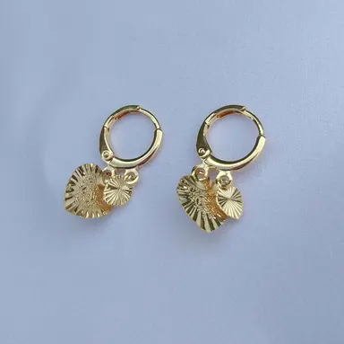 Foto de argola com 2 pingentes de coração diamantados