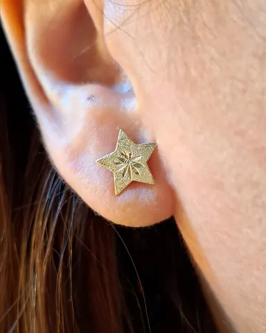 Foto de brinco estrela texturizada diamantada de 11mm