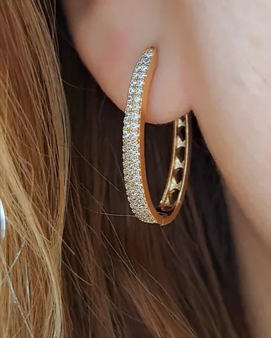 Foto de argola oval cravejada zircônias
