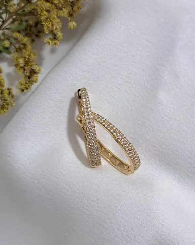 Foto de argola oval cravejada zircônias