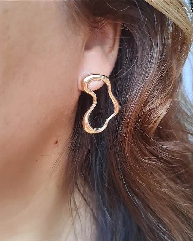 Foto de brinco orgânico com curvas