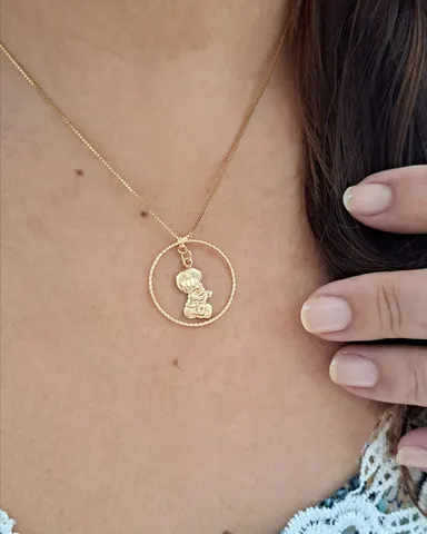 Foto de colar veneziana aro fixo com bebezinha