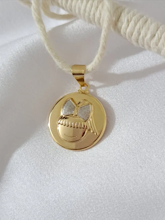 Foto de pingente medalha menina em relevo Foto de pingente medalha menina em relevo