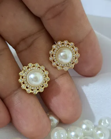 Foto de brinco pérola com 2 fileiras de zircônias
