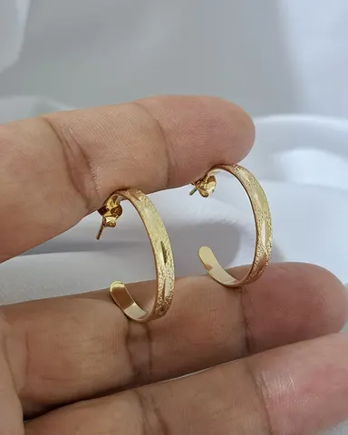 Foto de argola texturizada e diamantada