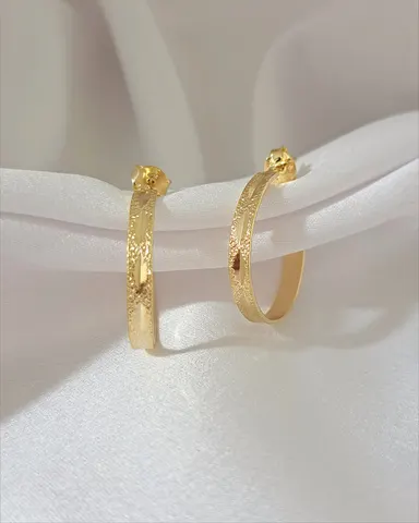 Foto de argola texturizada e diamantada