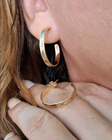 Foto de argola texturizada e diamantada