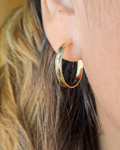 Foto de argola texturizada e diamantada