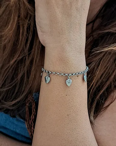 Foto de pulseira 5 corações texturizados em aço inox