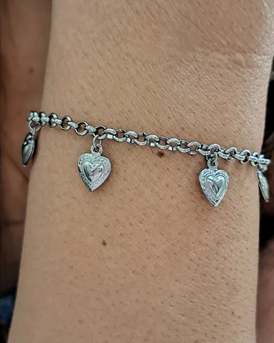 Foto de pulseira 5 corações texturizados em aço inox