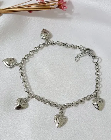 Foto de pulseira 5 corações texturizados em aço inox