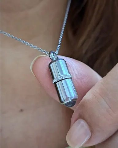 Foto de colar cápsula do amor em aço inox