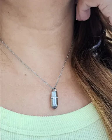 Foto de colar cápsula do amor em aço inox