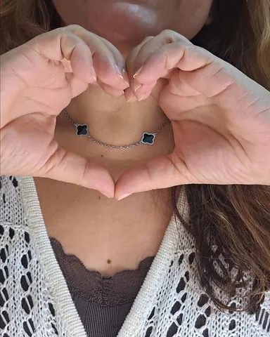 Foto de choker trevo resina preta em aço inox