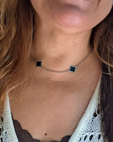 Foto de choker trevo resina preta em aço inox
