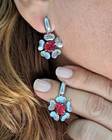 Foto de brinco flor com pedra vermelha aço inox