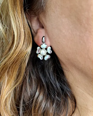 Foto de brinco flor com pérola aço inox