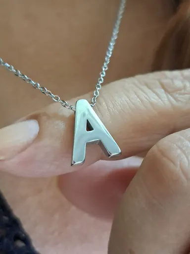 Foto de colar letra em aço inox