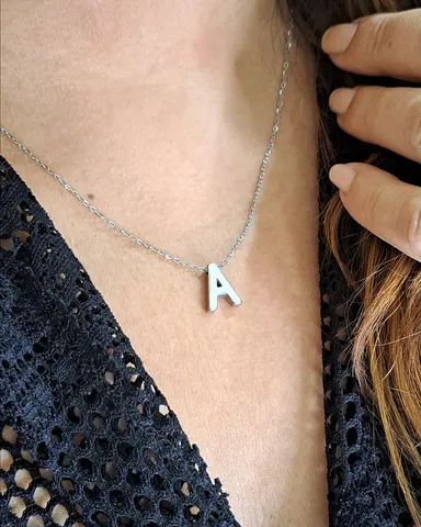 Foto de colar letra em aço inox