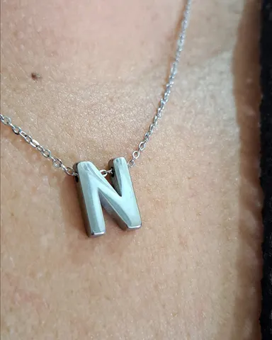 Foto de colar letra em aço inox
