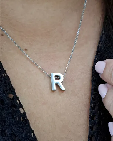 Foto de colar letra em aço inox
