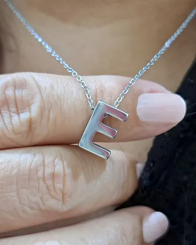 Foto de colar letra em aço inox
