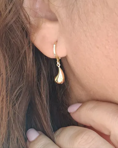 Foto de brinco de argolinha com pingente gota