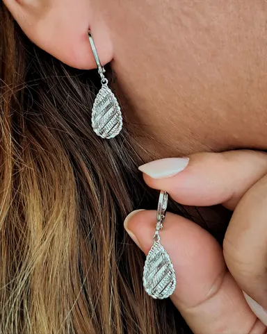 Foto de argola gota diamantada em ródio