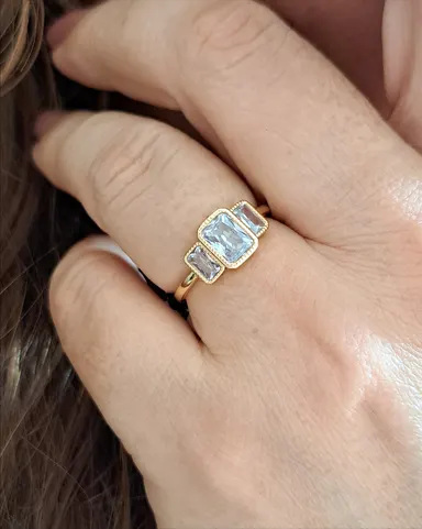 Foto de anel três pedras retangulares cristal