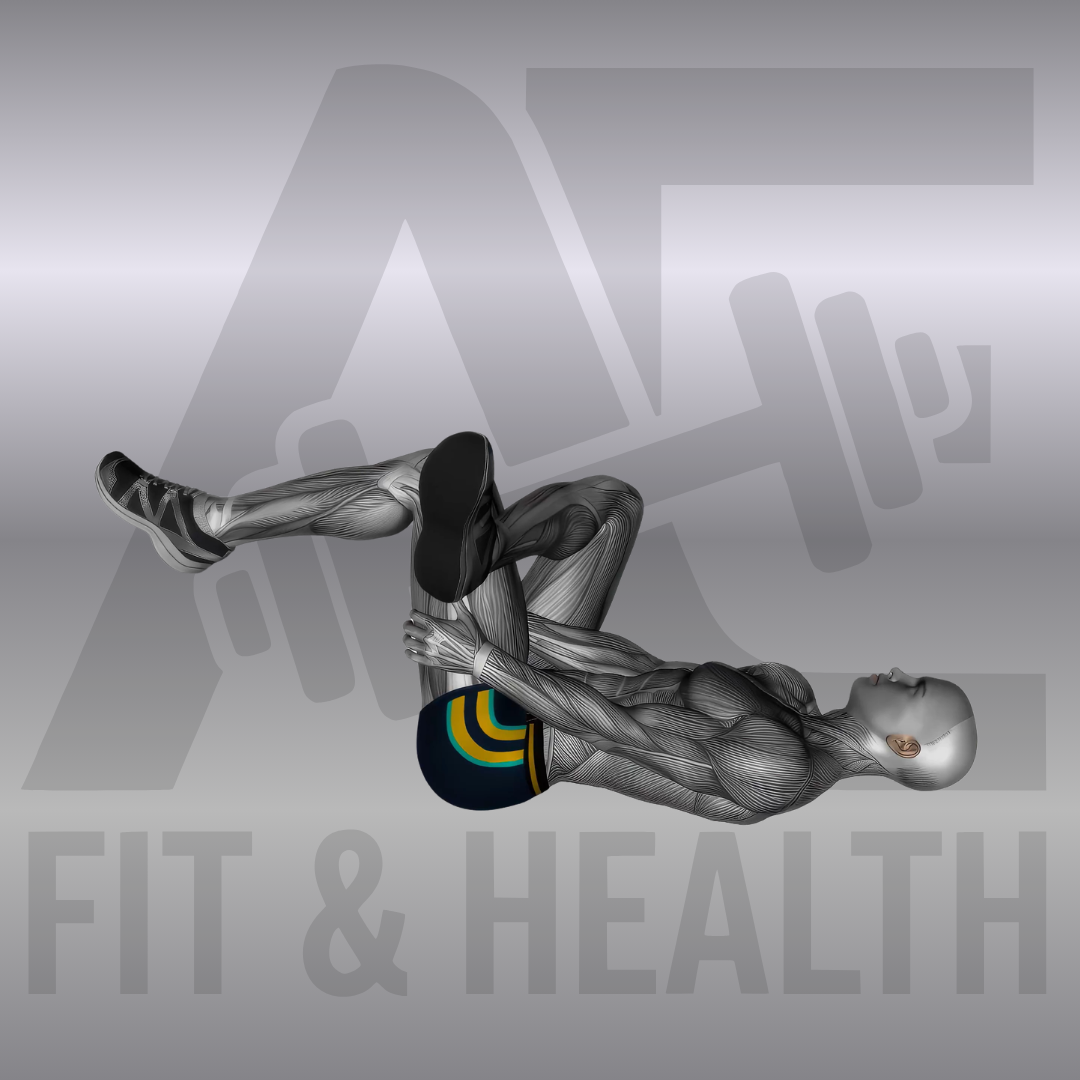 Liegende Gesäßdehnung (Lying Glute Stretch) – Anatomische Darstellung einer Person in Rückenlage, die ein Bein zur Brust zieht, um den M. gluteus maximus zu dehnen.
