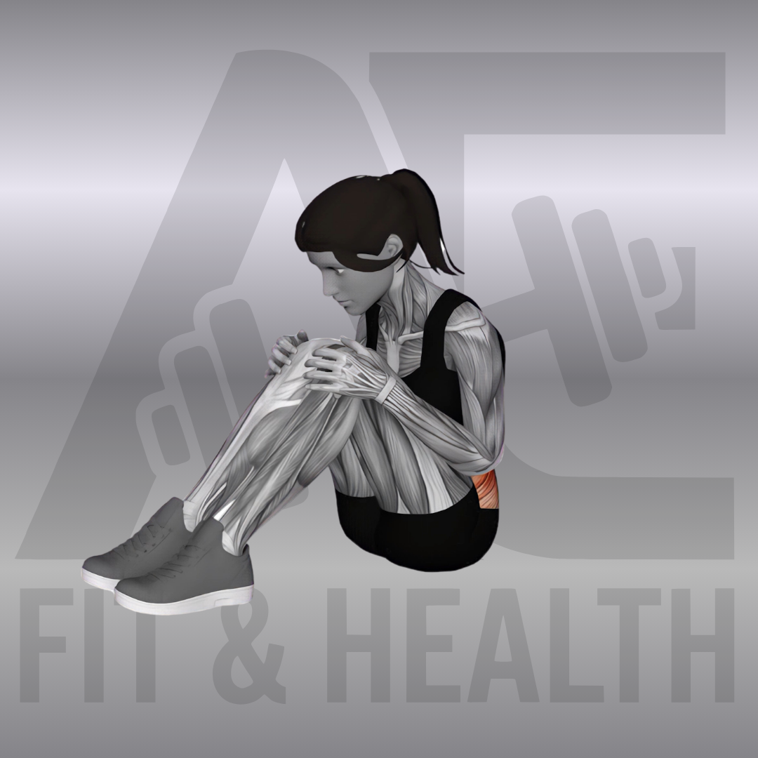 Bauchmuskel-Stretch (Abdominal Stretch) – Frau sitzt auf dem Boden, hat die Knie eng an die Brust gezogen und umarmt ihre Beine, um den Rücken rund zu machen und die Bauchmuskulatur zu entspannen.