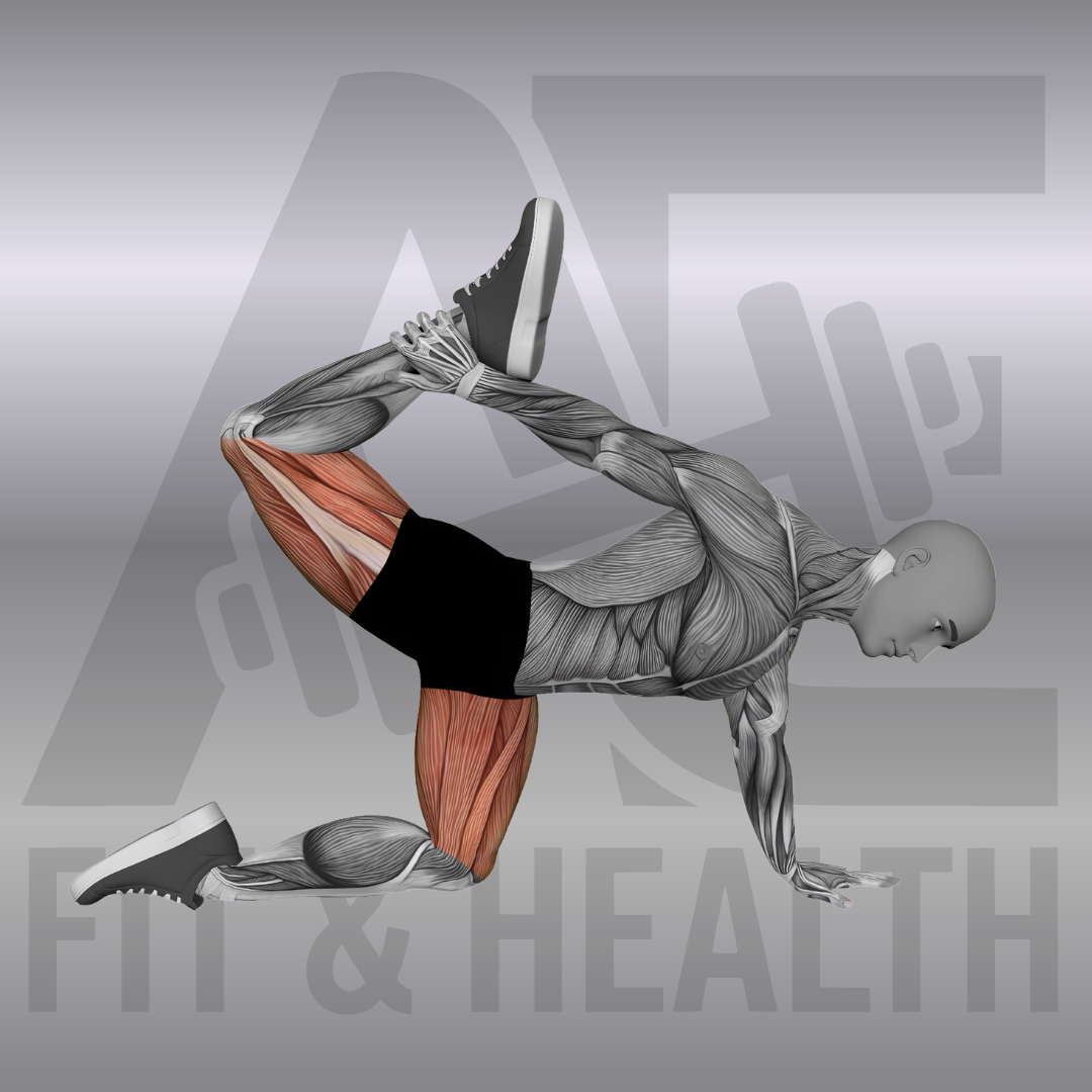 Quadrizeps-Stretch im Vierfüßlerstand (All Fours Quad Stretch) – Person kniet im Vierfüßlerstand auf einer Matte und zieht einen Fuß mit der Hand zum Gesäß, um die Oberschenkelvorderseite zu dehnen.