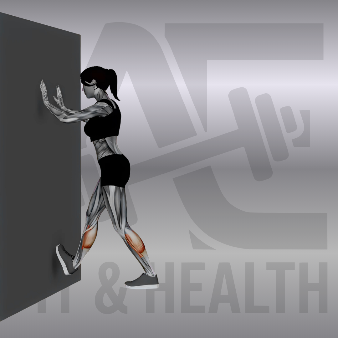 Waden-Stretch an der Wand (Calf Stretch Foot On Wall) – Eine Frau in Sportkleidung dehnt ihre Wade, indem sie die Fußspitze an einer Wand hochstellt und den Körper nach vorne lehnt.