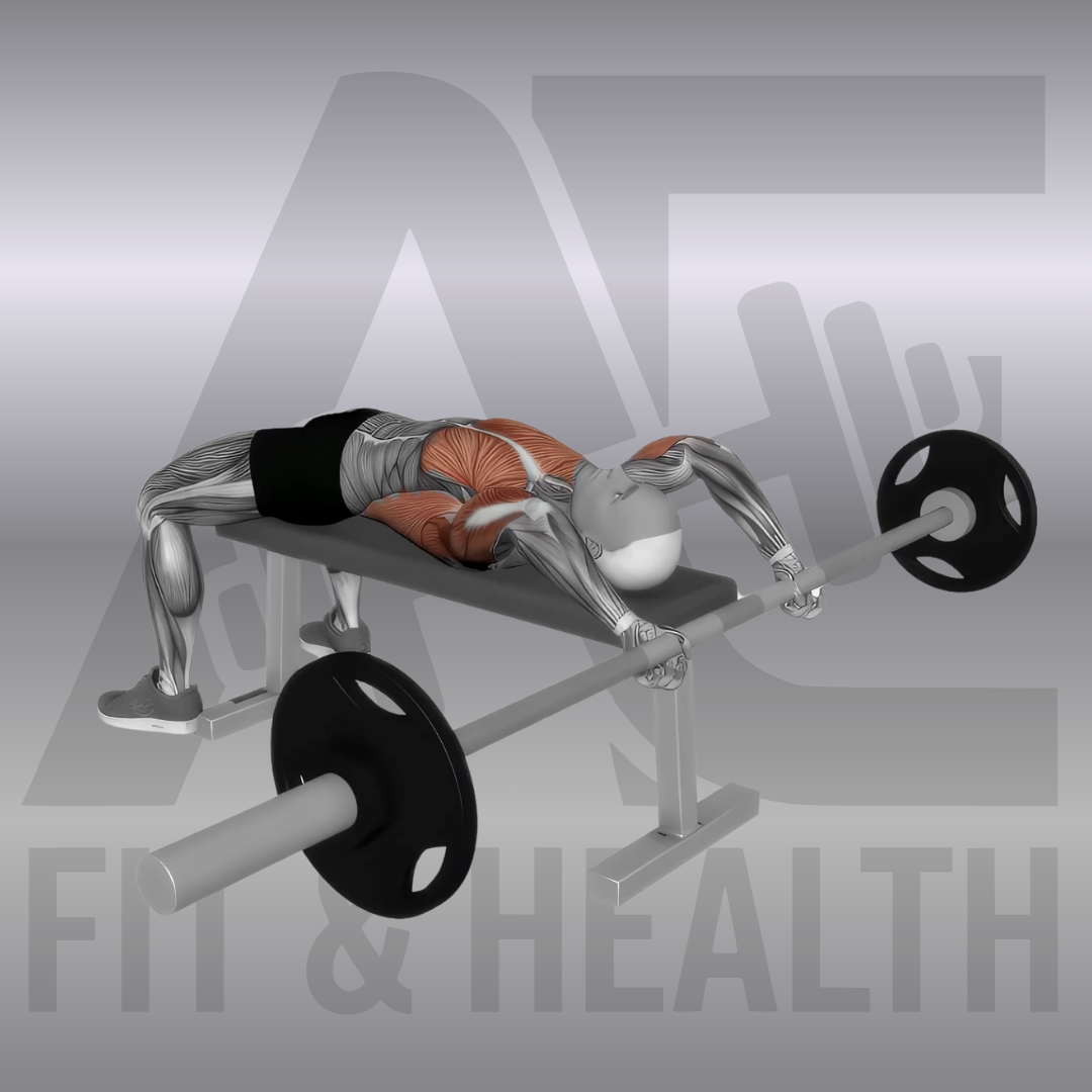 Barbell Pullover to Triceps Extension – Eine Person liegt auf einer Hantelbank und führt eine Langhantel erst hinter den Kopf für einen Überzug und schließt direkt eine Trizeps-Extension zur Stirn an.