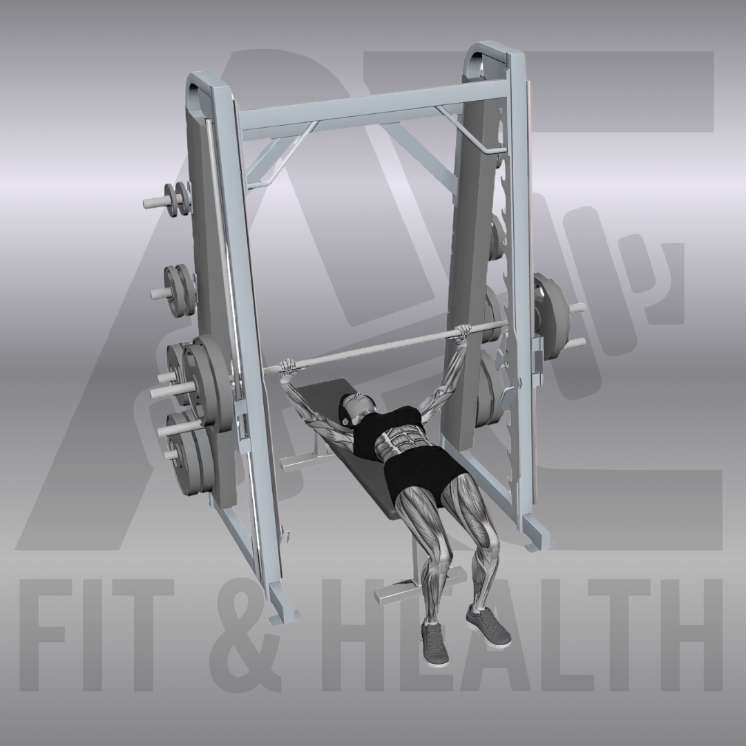 Smith Machine Bench Press – Eine Person liegt auf einer Flachbank in einer Multipresse und drückt die geführte Langhantelstange von der Brust nach oben.