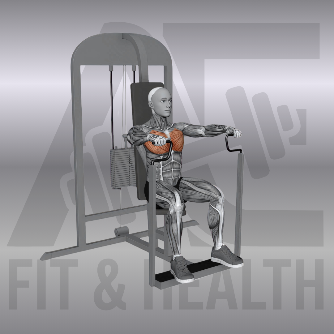 Chest Press Machine – Eine Person sitzt an einer Brustpresse im Fitnessstudio und drückt die Handgriffe auf Brusthöhe kontrolliert nach vorne, um die Brustmuskulatur zu trainieren.