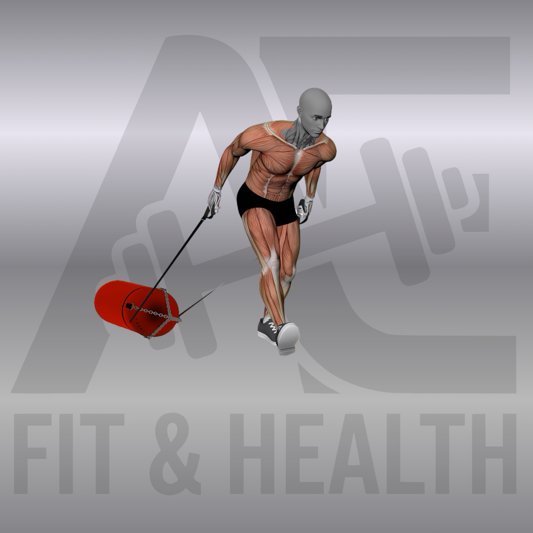 Heavy Bag Sled Drag – Eine Person zieht einen mit einem schweren Sandsack beladenen Trainingsschlitten rückwärts über eine Kunstrasenbahn, während der Rumpf angespannt und die Knie leicht gebeugt sind.