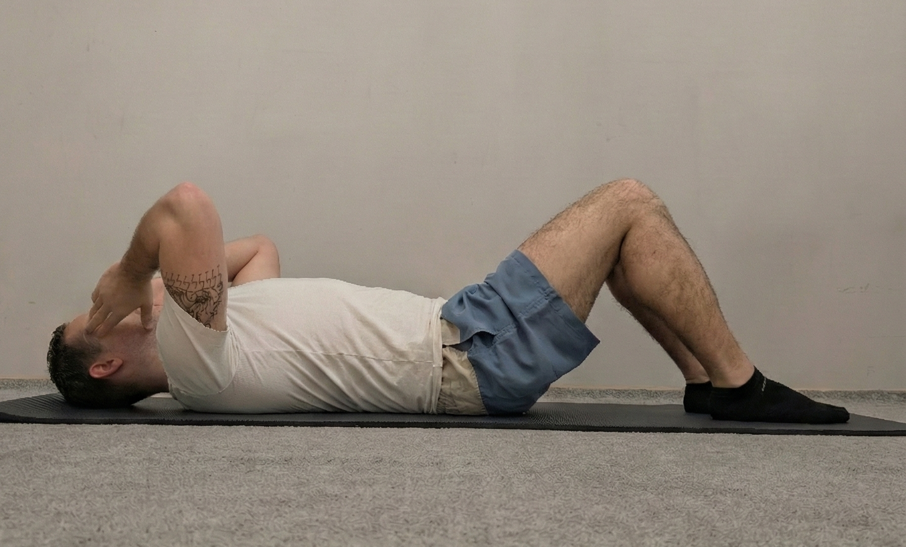 Der Klassiker neu entdeckt: Warum Sit-ups die Basis für dein Home-Workout sind