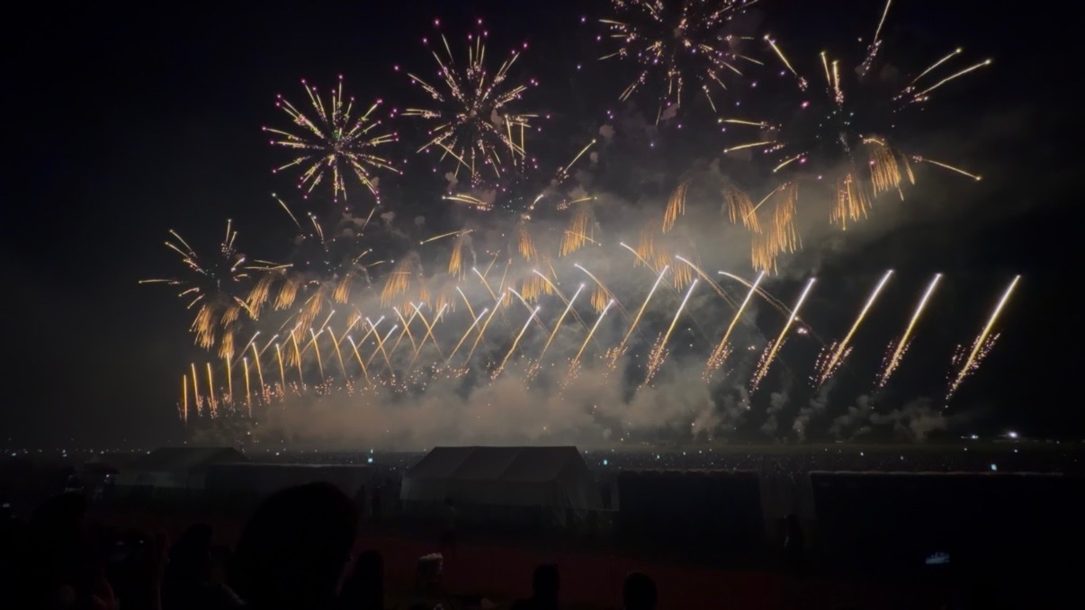 夜空900メートルに広がる光の競演 大曲の花火、大会提供「栄光への讃歌」 1