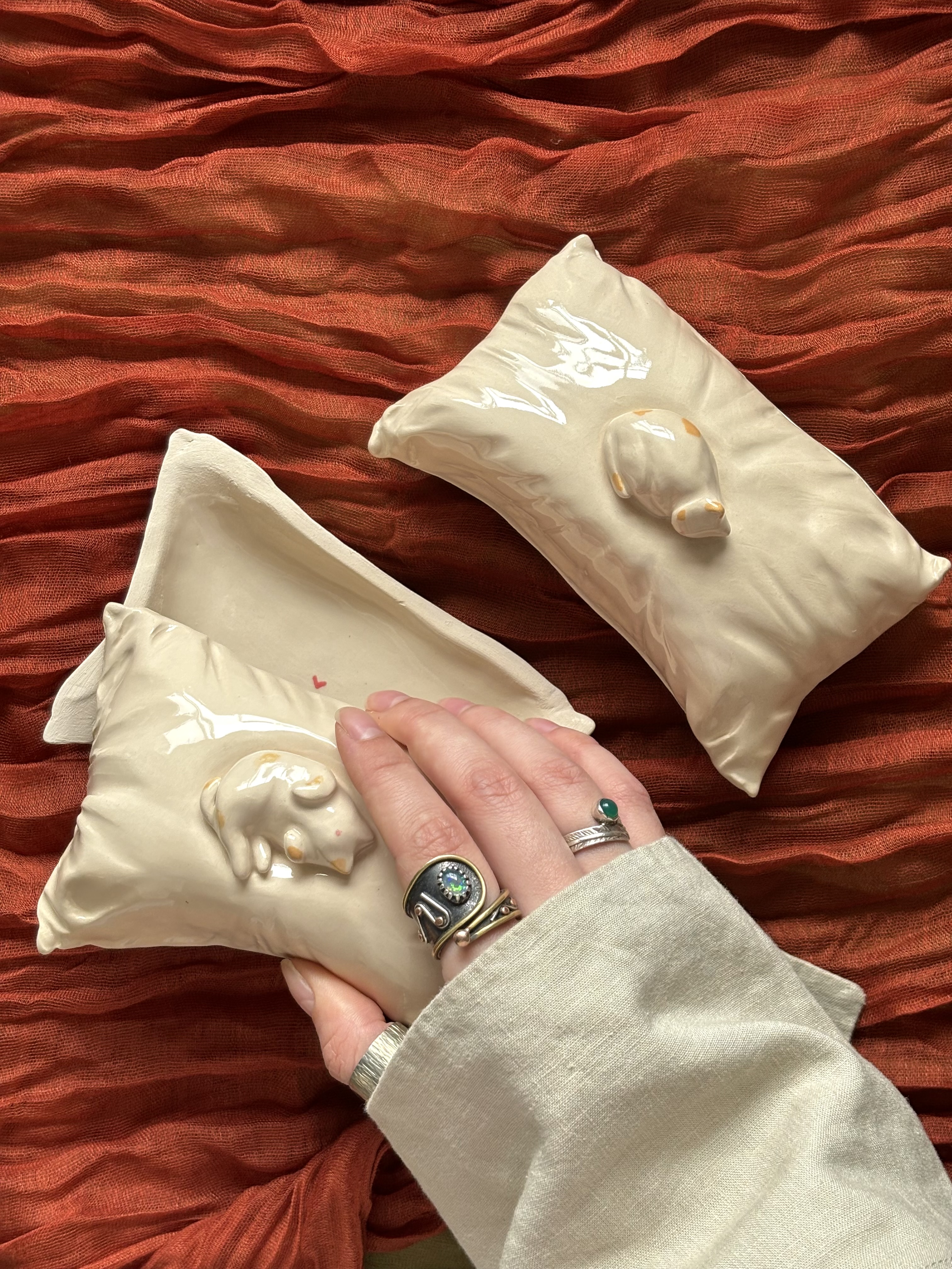 ‘Sleepy kittens’ trinket holder — handmade ceramic piece by Alisa Merenfeld