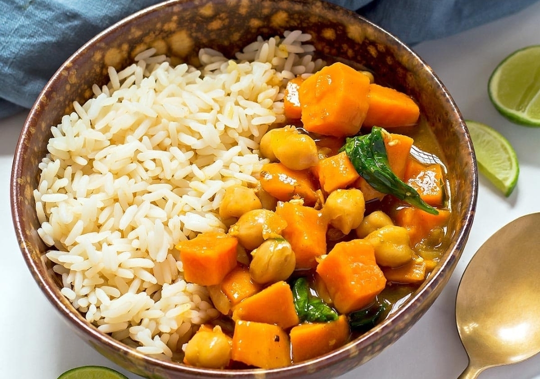 Süßkartoffel-Curry mit Kichererbsen – cremig, süßlich-scharf & in unter 30 Min f