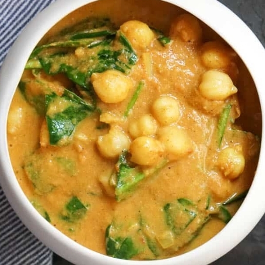 Kichererbsen-Curry mit Spinat – proteinreich, cremig & super schnell! 🥬