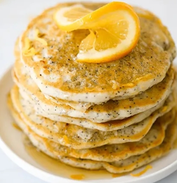 Fluffige Mohn-Pancakes vegan – Sonntagsbrunch-Hit! Mit frischem Obst & Ahornsiru