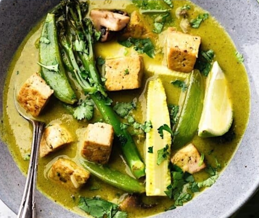 Scharfes Green Thai Curry vegan – Gemüse-Power pur! Mit Kaffir-Limettenblättern 