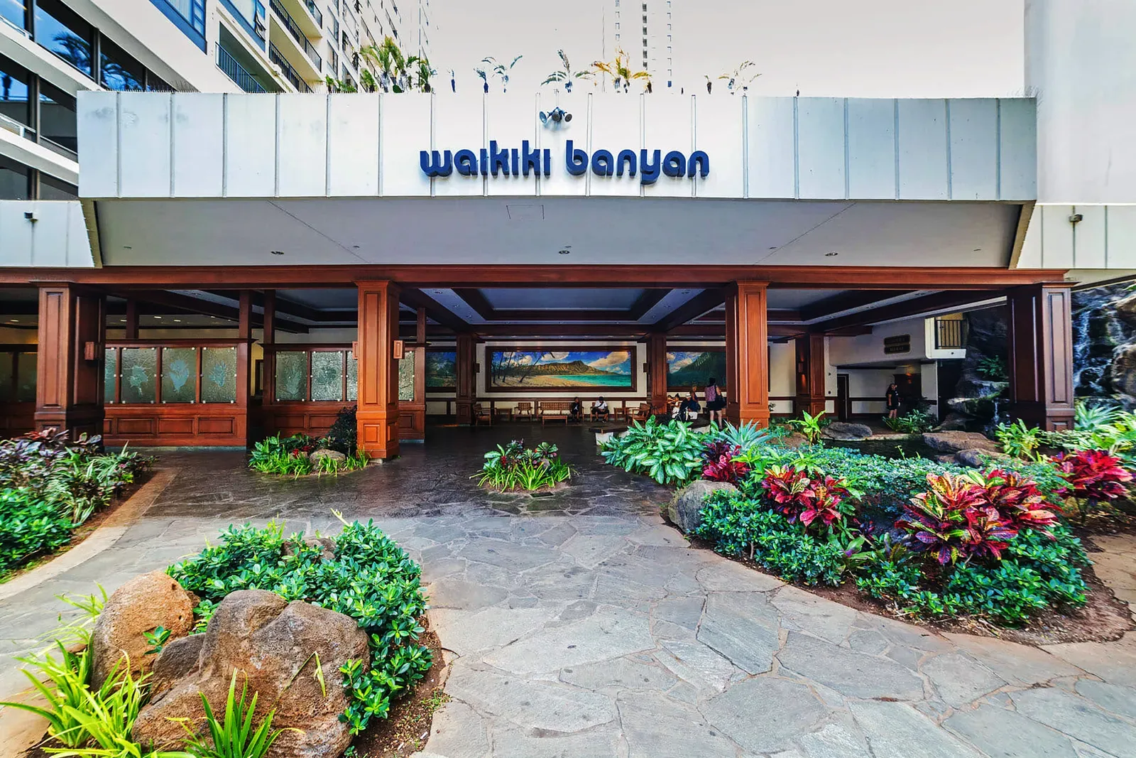 Waikiki Banyan 2